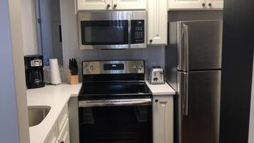 冰箱、微波炉、烤箱、炉灶