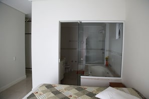 3 bedrooms, iron/ironing board, free WiFi, wheelchair access