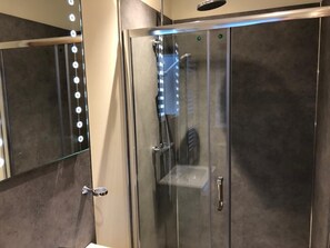 Bathroom shower - The Armada Inn (Ballymoney)