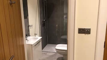 Twin Room | Bathroom | Shower, free toiletries, hair dryer, towels