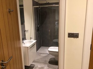 Bathroom - The Armada Inn (Ballymoney)