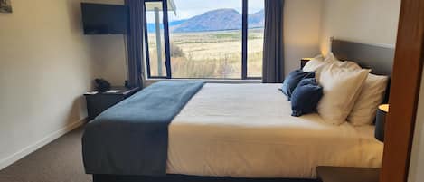 Family Studio | Blackout drapes, soundproofing, iron/ironing board, free WiFi