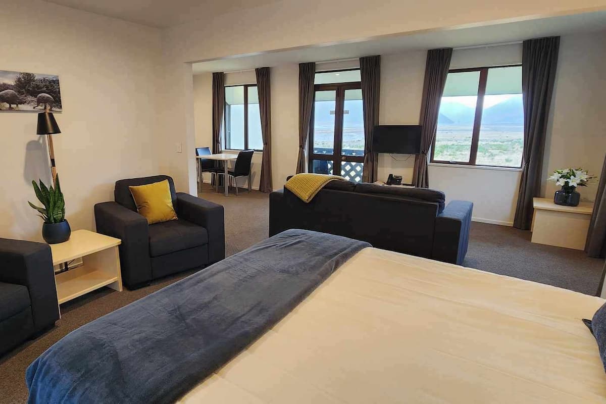 1 室のベッドルーム、遮光カーテン、防音設備、アイロン / アイロン台