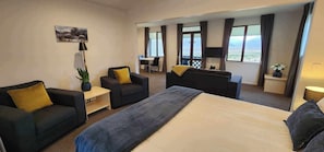 Standard Villa | Cortinas blackout, insonorización y tabla de planchar con plancha 
