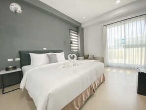 Escritorio, espacio para trabajar con laptop y cortinas blackout 