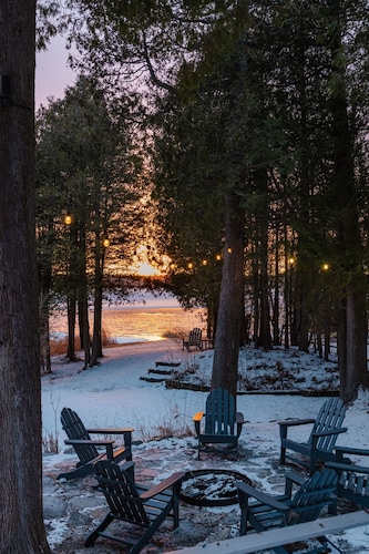 Newly Renovated Waterfront Cabin on Clark Lake