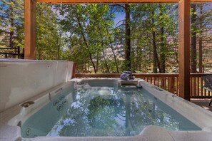 Outdoor spa tub - Stunning Large Getaway with HOT TUB (Flagstaff)