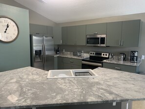 Refrigerador, microondas, horno y parrilla de estufa 