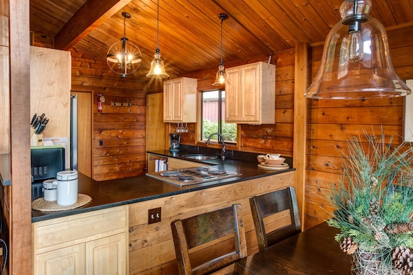 Kylskåp, mikrovågsugn, ugn och spishäll