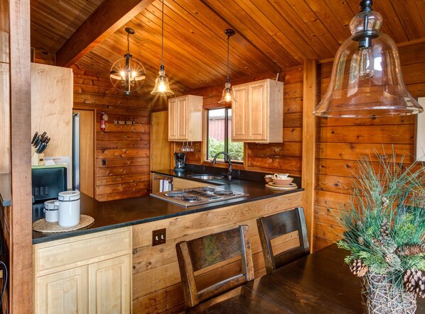 ثلاجة، ميكروويف، فرن، موقد طهي مسطح