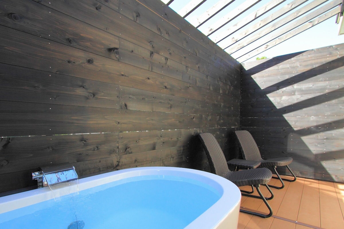 Outdoor spa tub