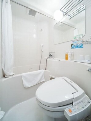 Combined shower/bathtub, free toiletries, hair dryer, slippers