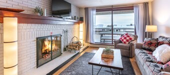 ⭐️Ski On-Ski Off Cozy Mountain Condo w/Real Wood Fire Place- King Bed 2-Bed/Bath