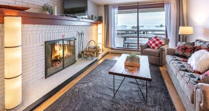 ⭐️Ski On-Ski Off Cozy Mountain Condo w/Real Wood Fire Place- King Bed 2-Bed/Bath