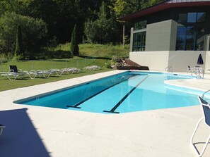 Een binnenzwembad, een buitenzwembad