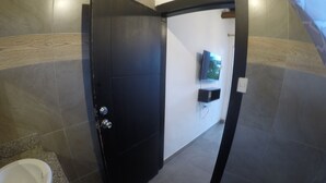Un baño moderno con inodoro, bidé y lavabo.
