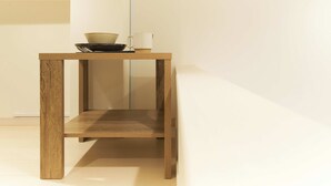 Een houten tafel met een kom en een mok erop.