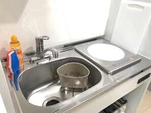 基本客房 (with Loft Bed) | 私人小型廚房 | 微波爐、爐具、電熱水壺、烤盤