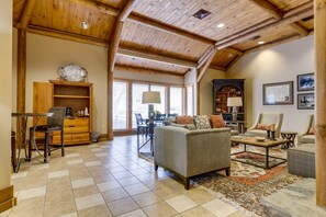 TV, fireplace