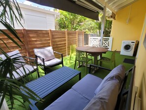 تناول الطعام بالخارج