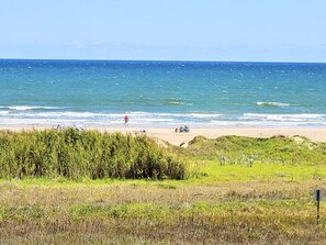 På stranden, solstolar och strandhanddukar