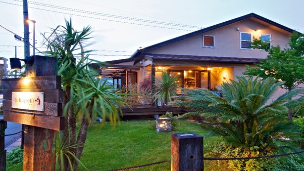 A two-story house with a well-maintained garden and a wooden fence. - Hotel Gen Kikukawa (Kikugawa)