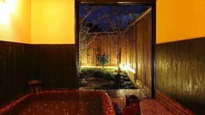 Un bain à remous orné de mosaïques, une terrasse en bois et une clôture en bois.
