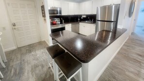 ثلاجة، ميكروويف، فرن، موقد طهي مسطح