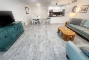 TV - Coconut Condo 2 bed, 2 bath condo w/ pool, dockage, trailer parking & boat ramp (Marathon)