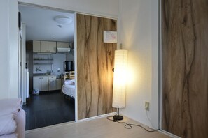 Room (501)