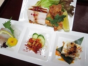 A dining table with various dishes. - Sauna & Cupsule Cure Kokubuncho (Sendai)