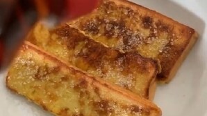A plate with two pieces of toasted bread. - Fello Bnb Hostel Kuta - Adults Only (Kuta)