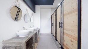 淋浴設備、提供毛巾、番梘、洗頭水