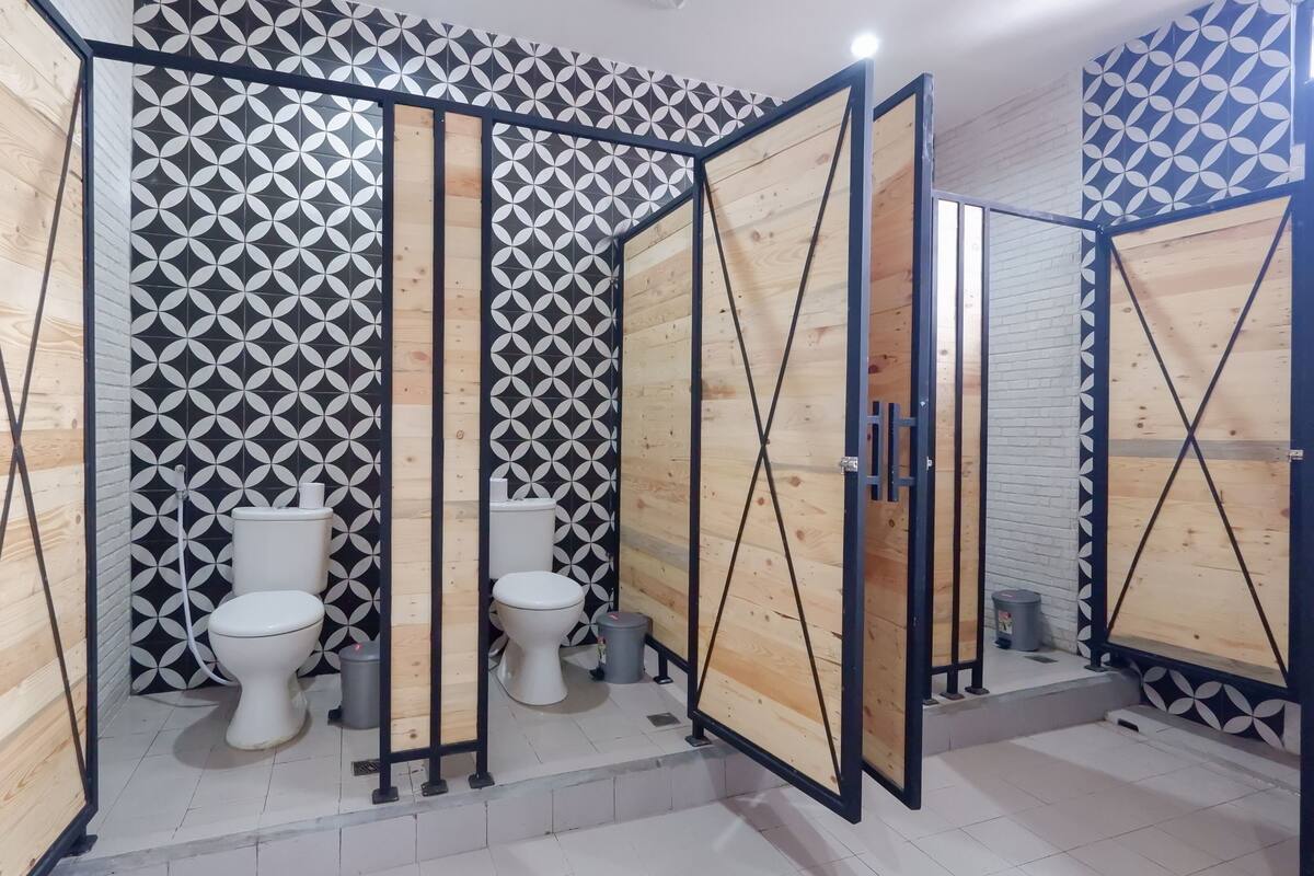 Asrama Umum, asrama campuran | Kamar mandi | Shower, handuk, sabun, dan sampo