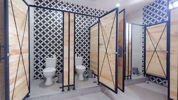 Asrama Umum, asrama campuran | Kamar mandi | Shower, handuk, sabun, dan sampo