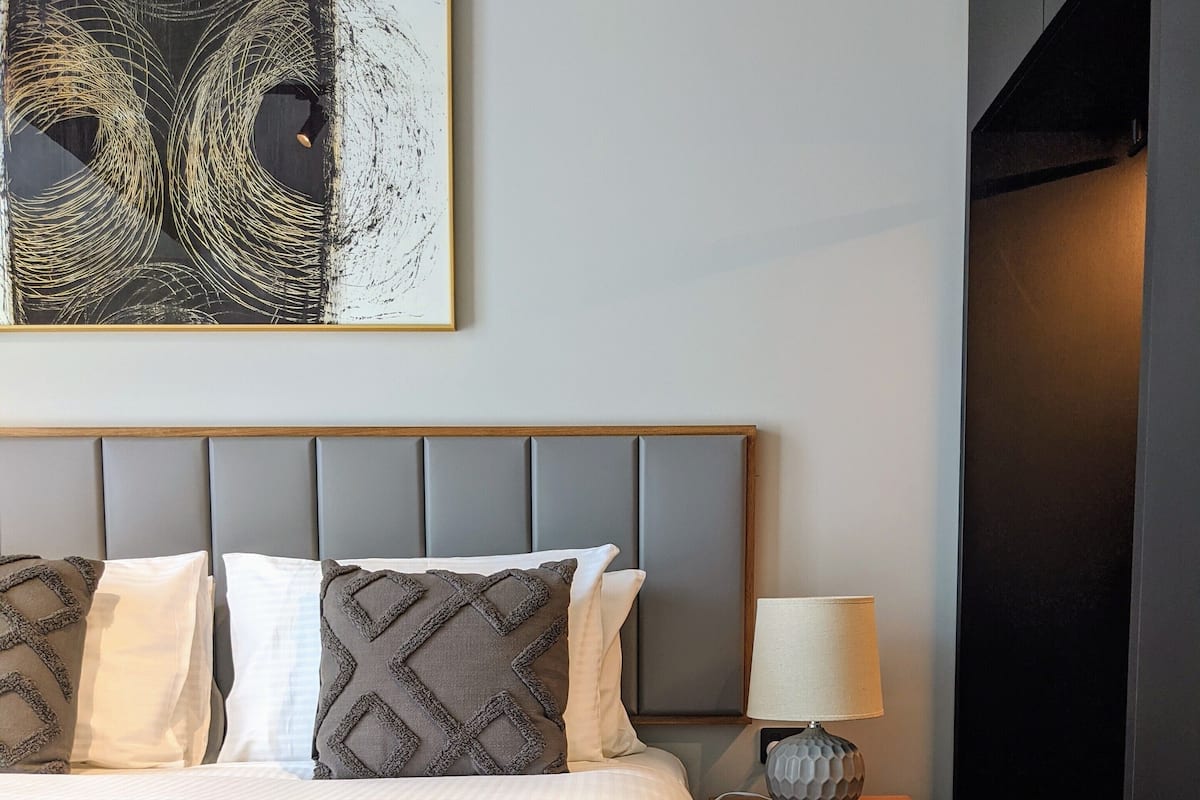 Caja de seguridad en la habitación y escritorio