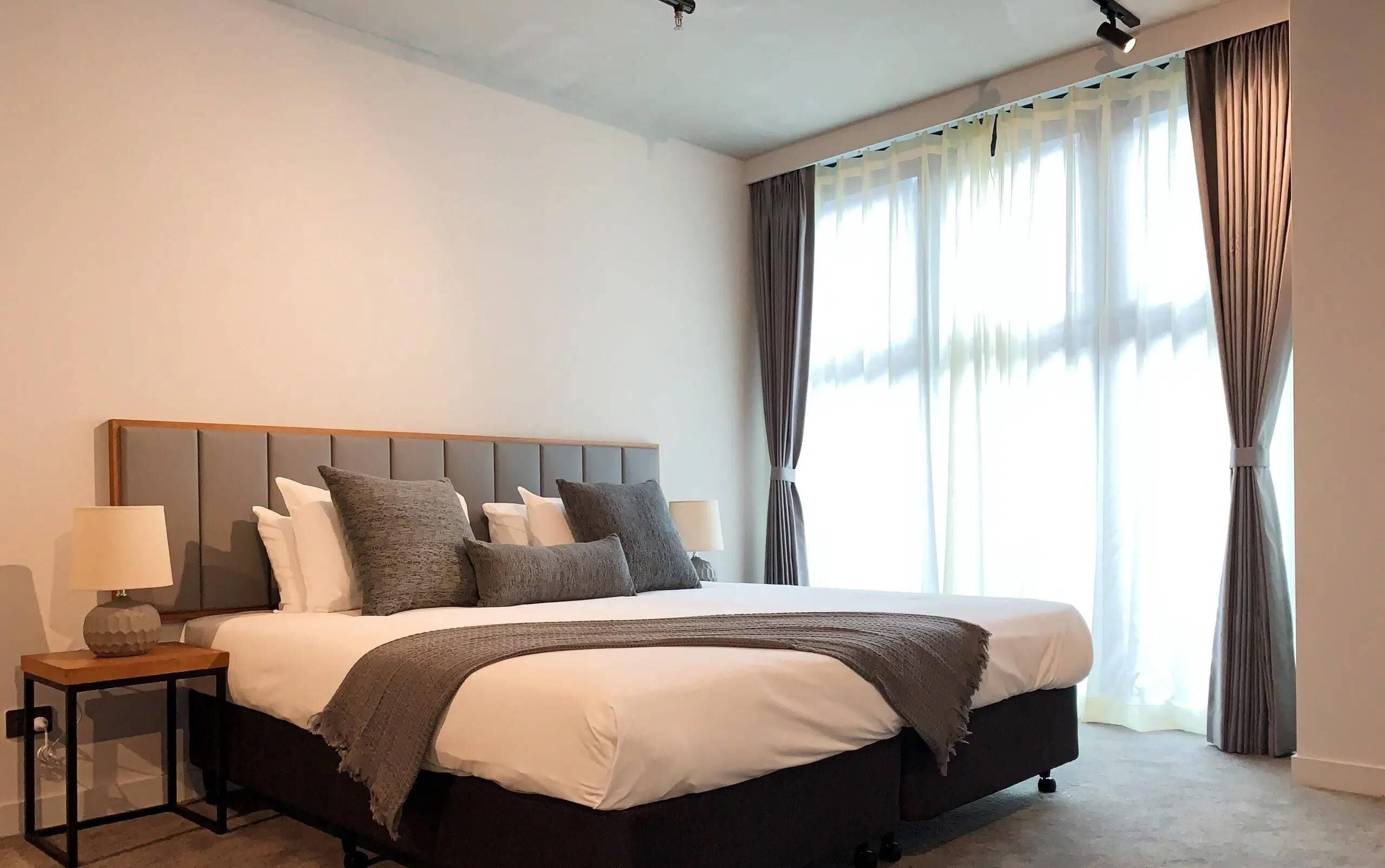 Estudio, accesible para personas con discapacidad | Caja fuerte, escritorio, espacio para trabajar con un portátil