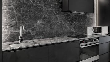 Leilighet, 1 soverom | Safe på rommet, skrivebord og skrivebord for bærbar PC