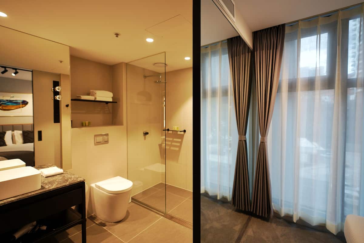 Baño | Regadera, amenidades de baño gratuitas, secadora de cabello, pantuflas