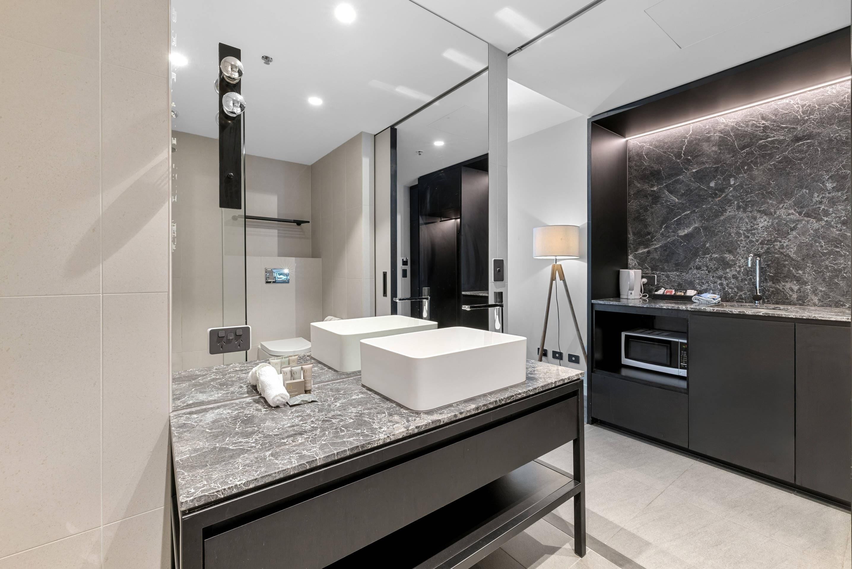 Een kluis op de kamer, een bureau, een laptopwerkplek