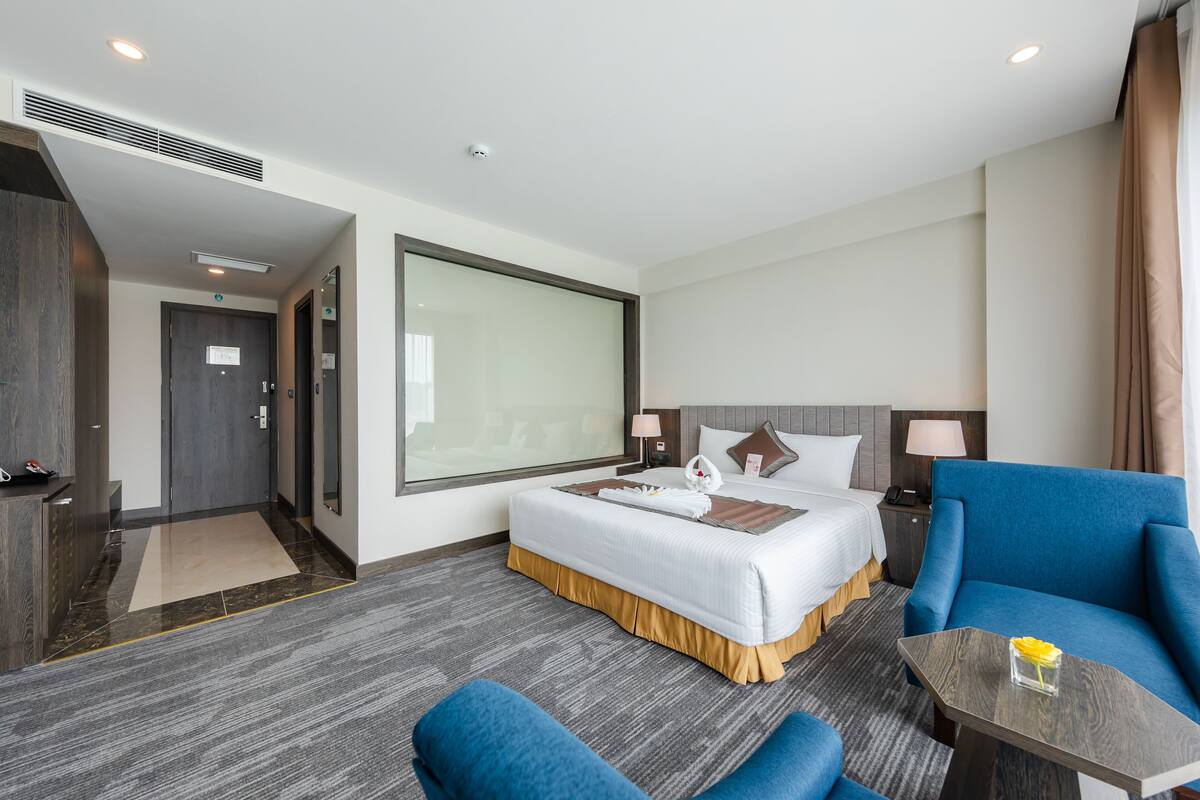 Deluxe Double Room | Minibar, in-room safe, desk, laptop workspace