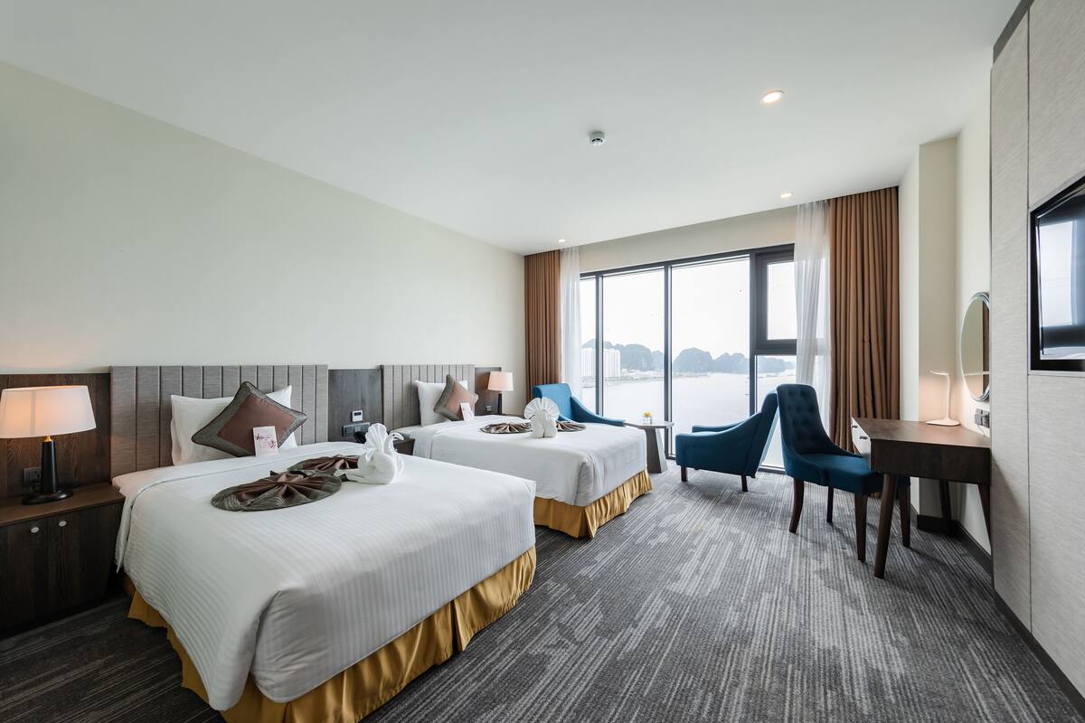 Premium Twin Room | Minibar, in-room safe, desk, laptop workspace