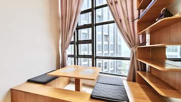 高級客房 (Duplex) | 客廳 | 42 吋智能電視連有線電視頻道、電視、Netflix