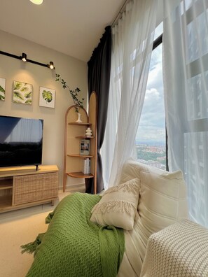 Deluxe Duplex | Living area | 42-inch Smart TV with cable channels, TV, Netflix - Ekocheras Suite (Kuala Lumpur)