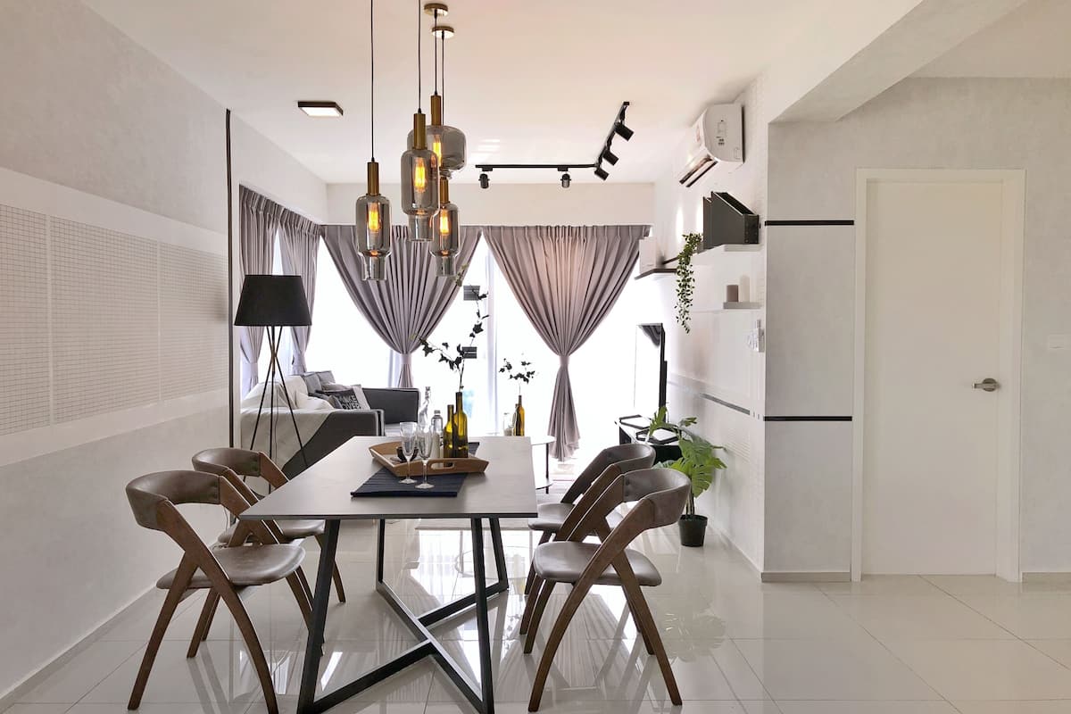 Deluxe-Maisonette, 2 Schlafzimmer | Essbereich im Zimmer