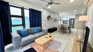 Superior-Zimmer (Duplex) | Wohnbereich | 42-Zoll-Smart-TV mit Kabelempfang, Fernseher, Netflix