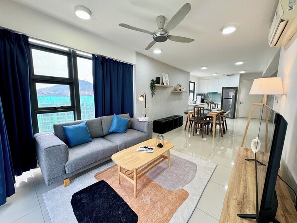 Superior Duplex | Living area | 42-inch Smart TV with cable channels, TV, Netflix - Ekocheras Suite (Kuala Lumpur)