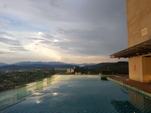 Piscina a l'aire lliure (horari: 08:00-22:00) i gandules 