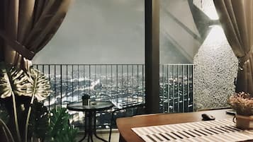 尊尚複式房屋 | 客廳 | 42 吋智能電視連有線電視頻道、電視、Netflix