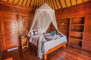 In-room safe, desk, soundproofing, free WiFi - Maharatu Villas (Lembongan Island)